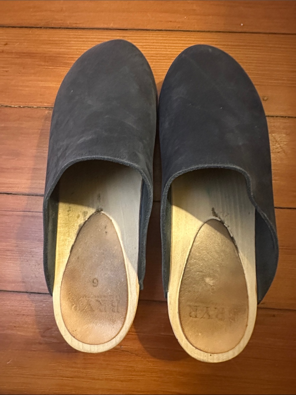 Bryr navy Slip-On Leather Clogs
